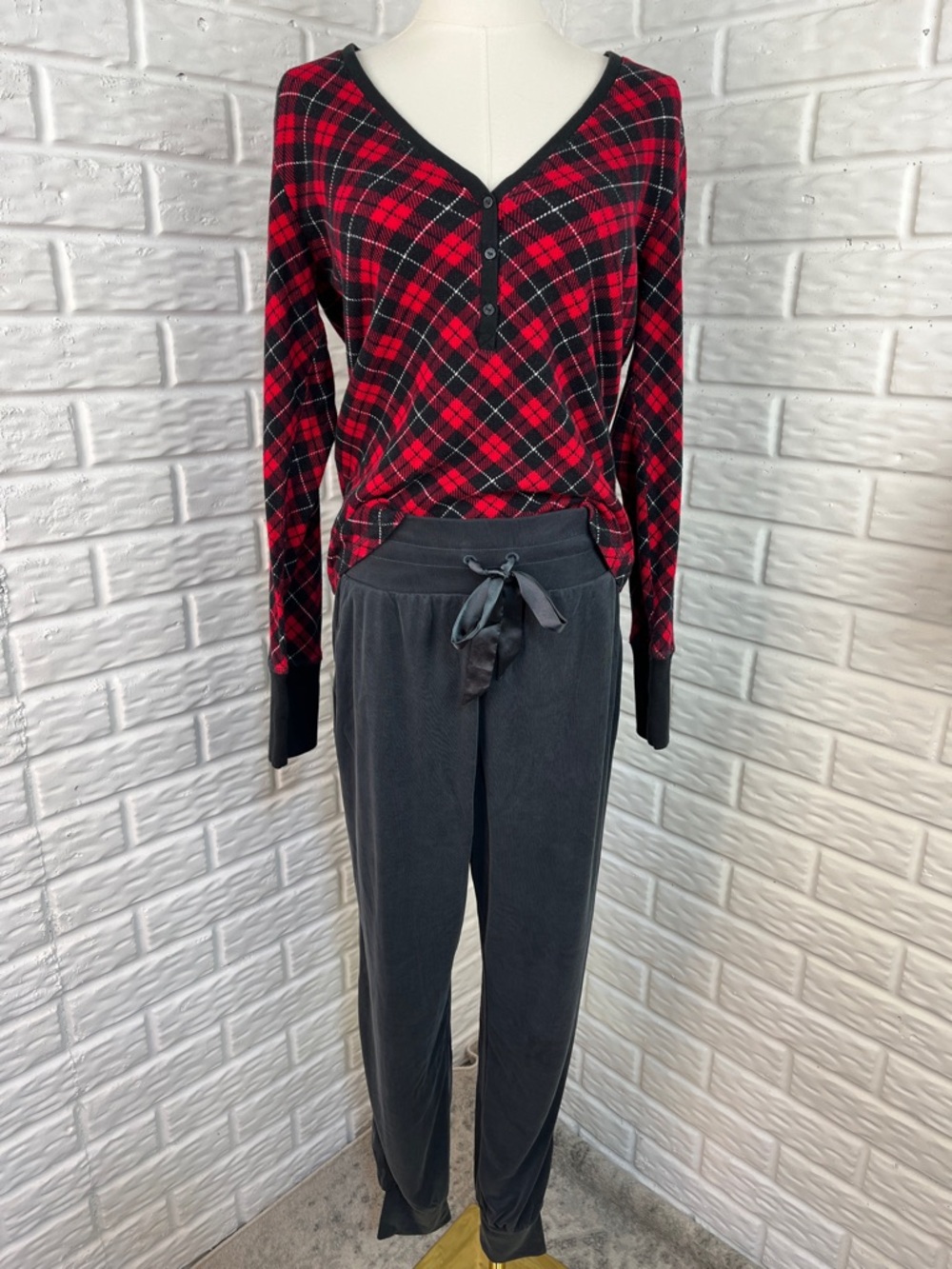 VICTORIA’S SECRET BUNDLE BLACK RED PLAID TOTE SLIPPERS NWT KNIT TOP PANTS SZ MD - Picture 3 of 16